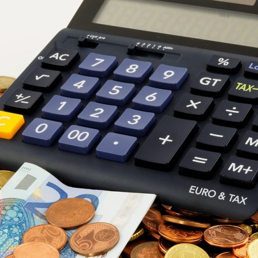 Taschenrechner mit Münzen