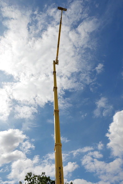 In 103 Meter Höhe wurden die mutigen Besucher des Straßenfestes hoch gehoben