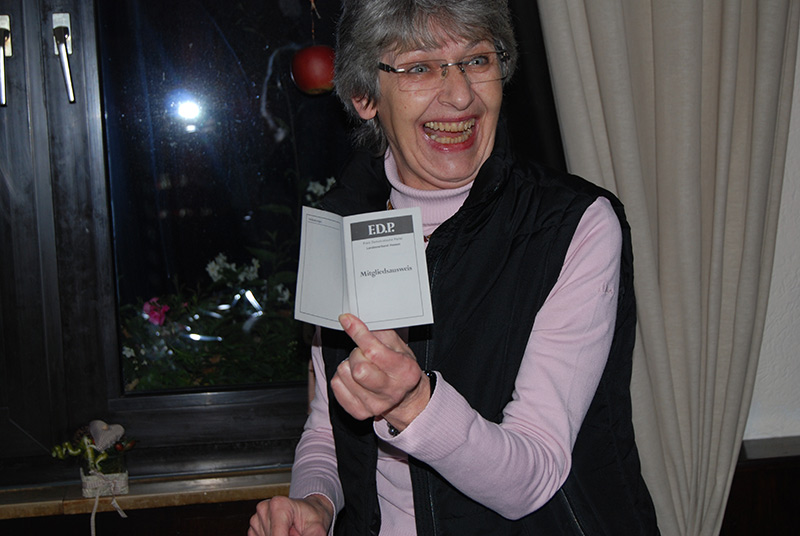 Christa Hoppe zeigt voller Stolz ihren Mitgliedsausweis vom November 1973